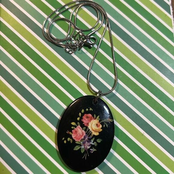 Repurposed necklace - Picture 1 of 3